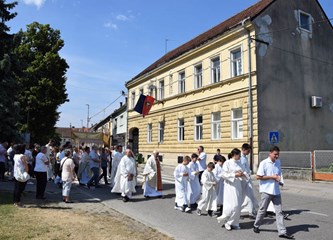 Tijelovska procesija ulicama grada