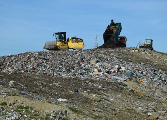 Učenici na odlagalištu otpada u Mraclinu
