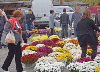 Građani pohrlili na plac po cvijeće