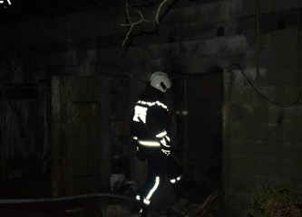Požar u Vukovini: Gorjelo krovište objekta uz kuću