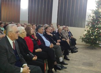 Za kraj godine umirovljenici uživali u Božićnom koncertu