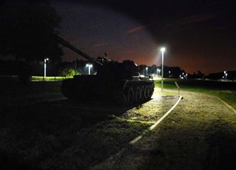 Pogledajte osvijetljeni park 153. brigade HV-a