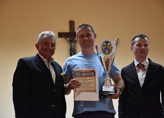 Šampion Juraj Fabijanić obranio titulu i odnio pehar za najbolju kobasu u Turopolju