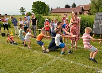 Trčali u vrećama, bacali obruč, povlačili uže: Dječje sportske igre u Mraclinu okupile 60-ak malih natjecatelja