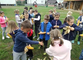Osnovnoškolci oduševljeni Etno naseljem: Učili obrađivati zemlju, sijali kukuruz pa zamijesili i kruh!