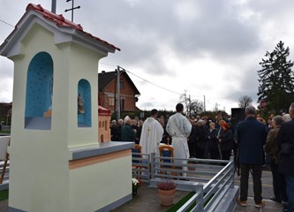 FOTO Pred mnoštvom vjernika blagoslovljeno obnovljeno 'Križno drevo' u Kurilovcu