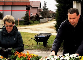 FOTO Košara cvijeća u Kosnici ukrašena doniranim sadnicama, zasadile ih vrijedne ruke mještana