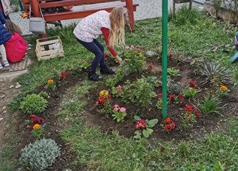 FOTO: Mališani u vrtićima zasadili cvijeće za zdravlje i ljepotu okoliša