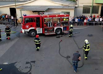 "Gori hala za preradu drva, vatra se širi i na silos, potrebna evakuacija!" - uspješno je odrađena vatrogasna vježba u Kučama