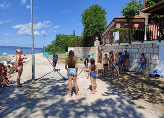 FOTO U organizaciji Crvenog križa 50-ak djece iz Gorice uživa u kupanju i sunčanju u Novom Vinodolskom