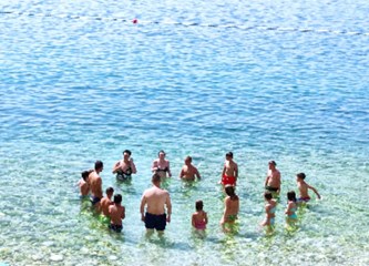 FOTO U organizaciji Crvenog križa 50-ak djece iz Gorice uživa u kupanju i sunčanju u Novom Vinodolskom