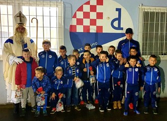 FOTO Omiljeni dječji svetac razveselio mališane NK Turopoljca i NK Dinamo-Hidrela