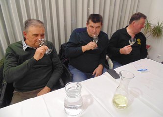 FOTO Članovi „Grozda” kušali mlado vino: Unatoč teškoj godini, kvaliteta je vrlo dobra