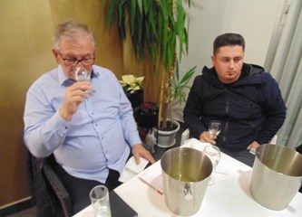 FOTO Članovi „Grozda” kušali mlado vino: Unatoč teškoj godini, kvaliteta je vrlo dobra