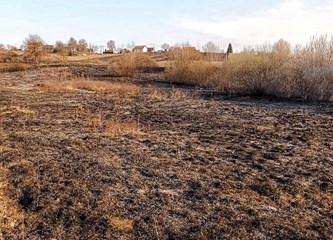 FOTO Još jedan u nizu požara zbog neopreznog paljenja korova, vatrogasci se borili s vatrom u Donjem Hruševcu