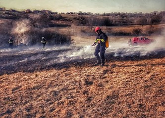 FOTO Još jedan u nizu požara zbog neopreznog paljenja korova, vatrogasci se borili s vatrom u Donjem Hruševcu