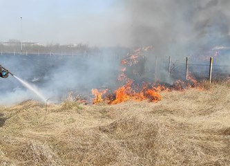 FOTO Spaljivali korov pa zapalili i pilanu u Rakitovcu: Vatrogasci u samo pola sata gasili četiri požara