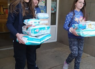 470 kila hrane i higijenskih proizvoda školarci iz Kumičića prikupili za Ukrajince
