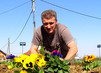 FOTO Kosnica je procvjetala: Vrijedne ruke mještana obogatile naselje s 200 sadnica cvijeća