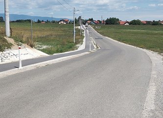 Za razliku od drugih naselja asfaltirane su im sve ulice, ali im javnim prijevozom lakše otići u Zagreb nego u centar Gorice