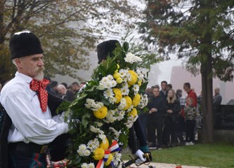 FOTO: Povodom blagdana Svih svetih na grobljima u Velikoj Gorici i Kušancu položeni vijenci i zapaljene svijeće