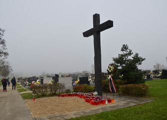 FOTO: Povodom blagdana Svih svetih na grobljima u Velikoj Gorici i Kušancu položeni vijenci i zapaljene svijeće
