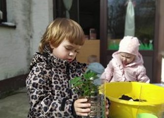 Tjedan zdrave prehrane u "Žireku": Djeca posadila voće, povrće i cvijeće u kojem će kasnije sami uživati