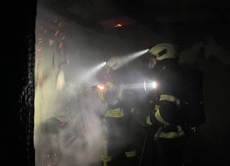 Vatrogasci Pokupskog noćas gasili požar objekta u Šestak Brdu
