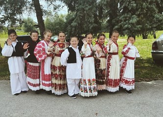Pjesmom i plesom kroz Veleševec folkloraši prošli na 15. susretima