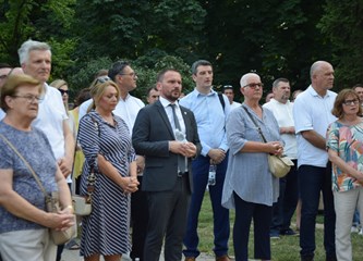 Omiljeni župnik i danas okuplja Velikogoričane: Brat Vatroslav i gradonačelnik Ačkar otkrili ploču novoimenovanog Parka Josipa Frkina