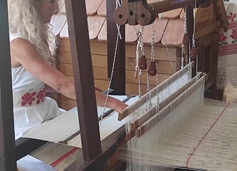 Novo Čiče ugostilo profesore i studente iz SAD-a: Željeli su vidjeti postupak sjetve i prerade lana te snovanje i tkanje na tkalačkom stanu