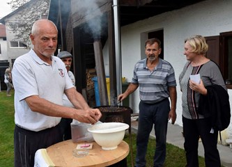 Druženje za pamćenje: Šokci iz Novih Perkovaca rasplamsali paljenje rakije u Mraclinu