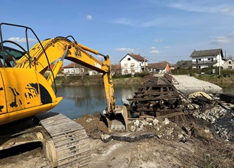 FOTO: Počelo uklanjanje mosta u Čičkoj Poljani, slijedi izgradnja novog