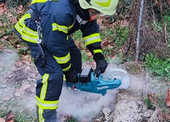 Vatrogasci subotu proveli na vježbi o gašenju požara s vatrogasnim aparatima i radu s opremom za tehničke intervencije
