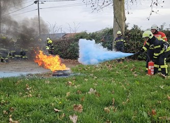 Vatrogasci subotu proveli na vježbi o gašenju požara s vatrogasnim aparatima i radu s opremom za tehničke intervencije
