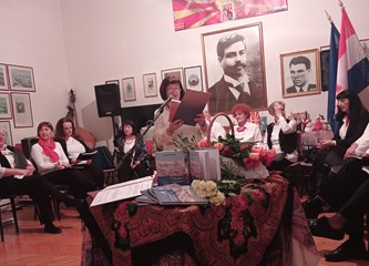 U Puli promovirana dvojezična knjiga Velikogoričanke Zdenke Mlinar