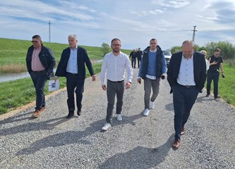 Asfaltira se dionica uz kanal između Lukavca i Petrovine: Za bolju komunikaciju među naseljima i obranu od poplava