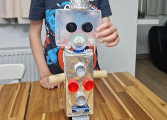 FOTO Kreativnost bez granica! Školarci iz Čiča izradili originalne eko robote