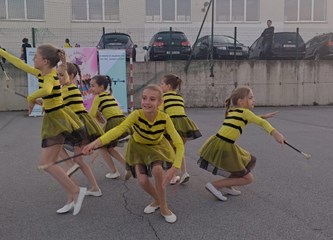 Mažoretkinje Plesnog kluba Barbara žiteljima Šćitarjeva darovale plesnu reviju u sklopu manifestacije “Svibanj u Andautoniji”