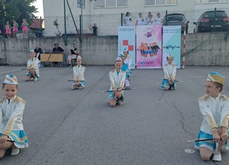 Mažoretkinje Plesnog kluba Barbara žiteljima Šćitarjeva darovale plesnu reviju u sklopu manifestacije “Svibanj u Andautoniji”