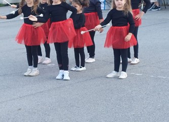 Mažoretkinje Plesnog kluba Barbara žiteljima Šćitarjeva darovale plesnu reviju u sklopu manifestacije “Svibanj u Andautoniji”