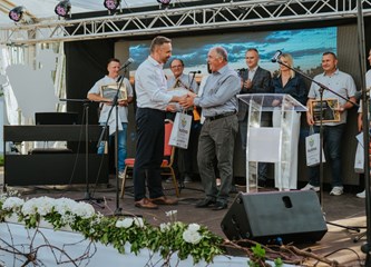Škrlet Vlade Mikulčića okitio se šampionskom titulom i visokim zlatom na Izložbi vina u Kutini „MoslaVina”