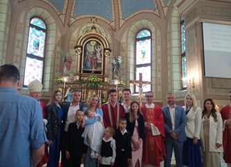 FOTO: Biskup Gorski u Navještenju krstio malenu Josipu, sedmo dijete obitelji Dodić