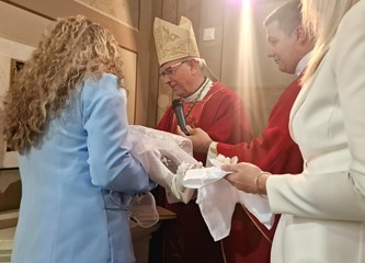 FOTO: Biskup Gorski u Navještenju krstio malenu Josipu, sedmo dijete obitelji Dodić