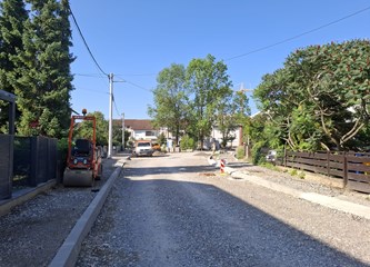 Porinova ulica uskoro dobiva novo, sigurnije, ruho – izgrađena je pješačka staza i u tijeku priprema za asfaltiranje