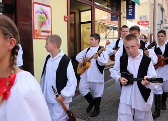FOTO Mališani OSS Buševec nastupili na Đakovačkim vezovima i ponosno predstavili turopoljski kraj