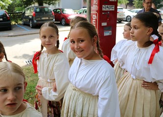 FOTO Mališani OSS Buševec nastupili na Đakovačkim vezovima i ponosno predstavili turopoljski kraj