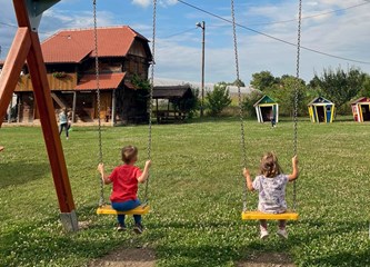 Prijateljstvo Caritasa Zagrebačke nadbiskupije i KUD-a “Čiče”: Djeca, majke i zaposlenice Kuće ljubavi posjetili Etno naselje
