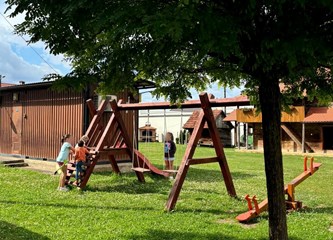 Prijateljstvo Caritasa Zagrebačke nadbiskupije i KUD-a “Čiče”: Djeca, majke i zaposlenice Kuće ljubavi posjetili Etno naselje