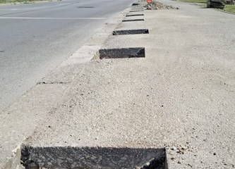 FOTO: Stop nepropisnom parkiranju na nogostupu u Zvonimirovoj: Barijere u obliku klamerica onemogućit će odlazak do banke na „samo” pet minuta